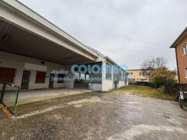 Foto Immobile di 500 m con 1 locale in affitto a Rezzato