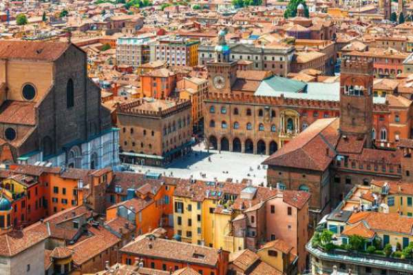 Foto Immobile di 500 m con pi di 5 locali in affitto a Bologna