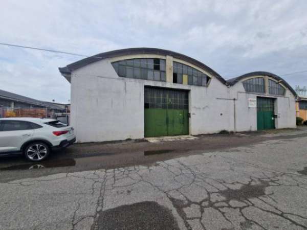 Foto Immobile di 500 m in affitto a Settimo Milanese