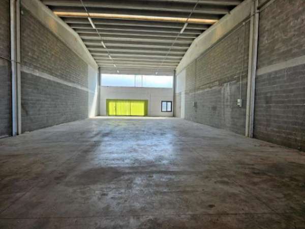 Foto Immobile di 500 m in affitto a Tortona