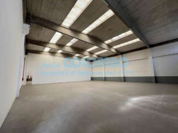 Foto Immobile di 5100 m in affitto a Brescia