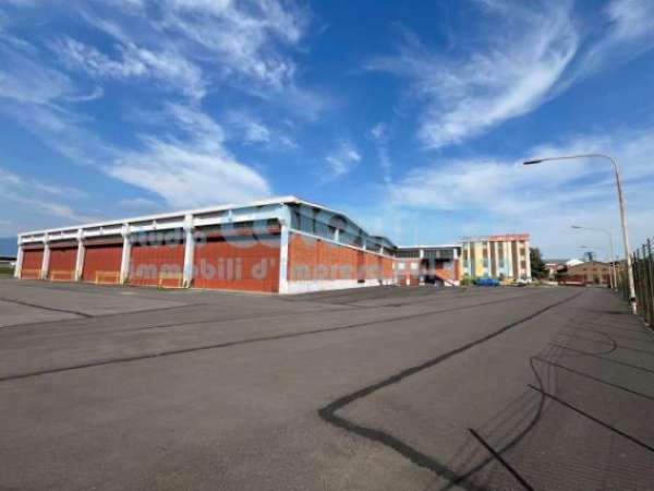 Foto Immobile di 5100 m in affitto a Brescia