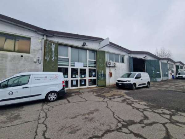 Foto Immobile di 512 m in affitto a Settimo Milanese