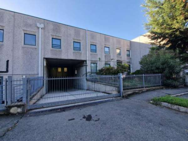 Foto Immobile di 550 m in affitto a Rho