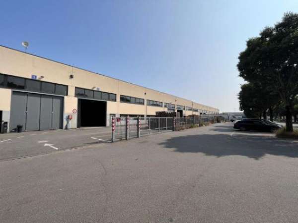 Foto Immobile di 5800 m con 5 locali in affitto a Castenedolo