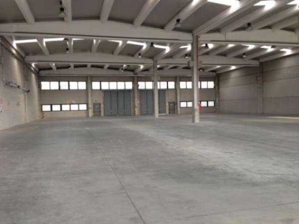 Foto Immobile di 5800 m con 5 locali in affitto a Castenedolo