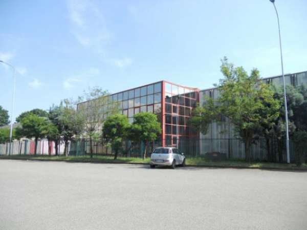 Foto Immobile di 5995 m con 1 locale in affitto a Rho