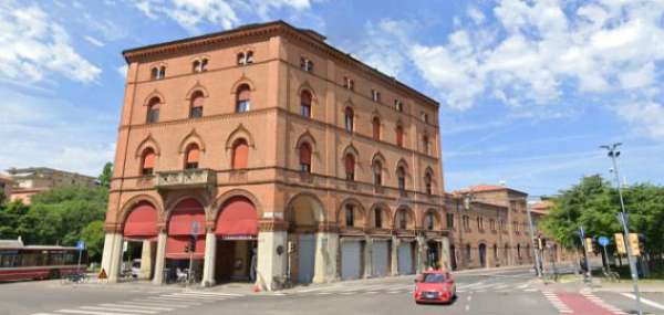 Foto Immobile di 636 m con pi di 5 locali in affitto a Bologna