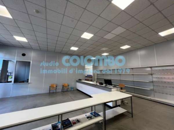 Foto Immobile di 650 m con 3 locali in affitto a Brescia