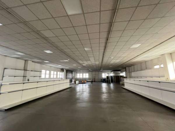 Foto Immobile di 650 m con 3 locali in affitto a Brescia