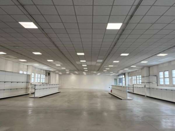 Foto Immobile di 650 m con 3 locali in affitto a Brescia