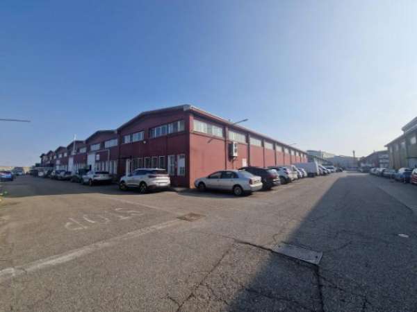 Foto Immobile di 660 m in affitto a Arese