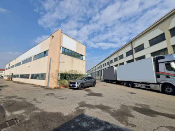 Foto Immobile di 6792 m con pi� di 5 locali in affitto a Settimo Milanese