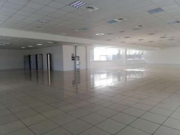 Foto Immobile di 680 m con 1 locale in affitto a Bologna