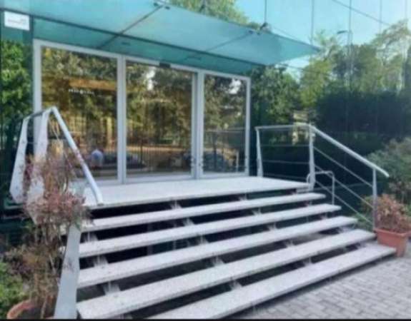 Foto Immobile di 727 m con pi di 5 locali in affitto a Milano