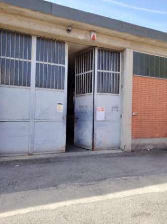 Foto Immobile di 741 m con 4 locali in affitto a San Mauro Torinese