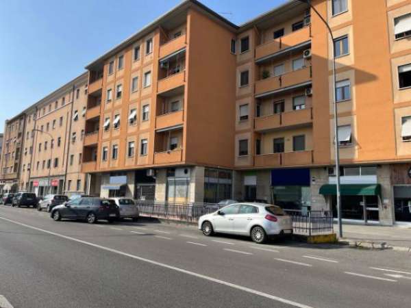 Foto Immobile di 850 m con 5 locali in affitto a Brescia