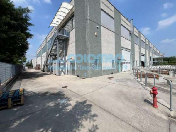 Foto Immobile di 900 m con 3 locali in affitto a Bedizzole