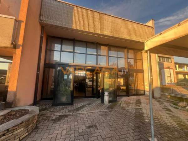 Foto IN LOCAZIONE: Ampio Locale Open-Space con Area Esterna Coperta e Piazzale