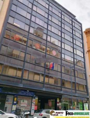 Foto In Via Mariano Stabile, proponiamo in locazione splendido ufficio di rappresentanza esteso mq 293.  Con posto Auto