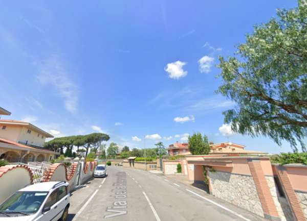 Foto LABARO BILOCALE CON POSTO AUTO TERRAZZO E GIARDINO