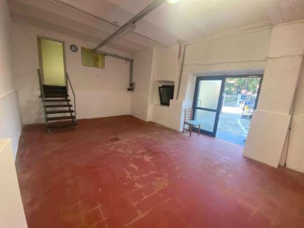 Foto laboratorio inidpendente con posteggio privato e zona ufficio