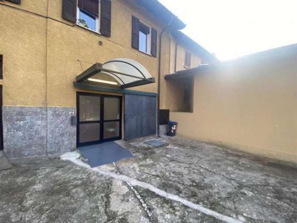 Foto laboratorio inidpendente con posteggio privato e zona ufficio