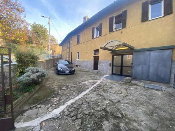 Foto laboratroio inidpendente con posteggio privato e zona ufficio