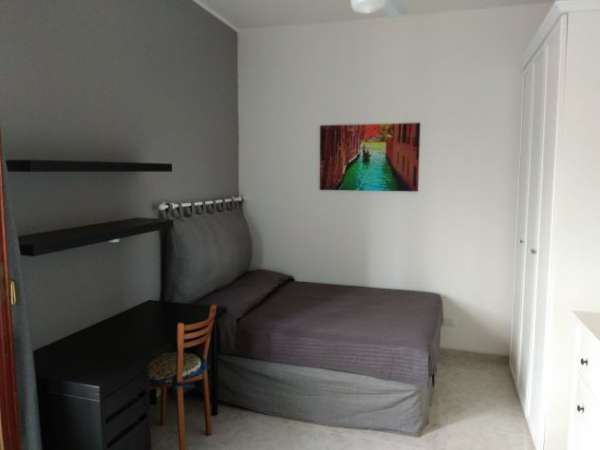 Foto LECCE, TRIBUNALE-CAMERA SINGOLA-Letto Matrimoniale-Balconcino privato-STUDENTI