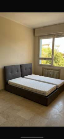 Foto Letto in doppia di 22 metri quadrati molto grande e luminosa