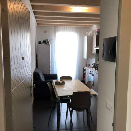 Foto LIBERA DA SUBITO PER STUDENTESSA