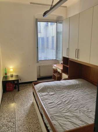 Foto LIBERASI CAMERA IN ZONA FOCE A GENOVA PER SOLI STUDENTI, NO RESIDENZA, 250