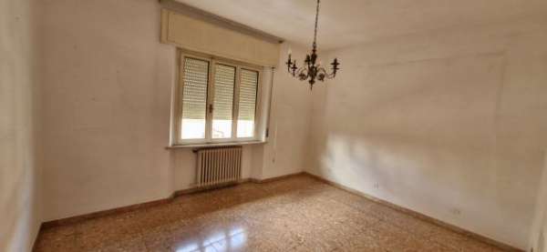 Foto libere 4 camere singole in app.to via aldo moro porta mare