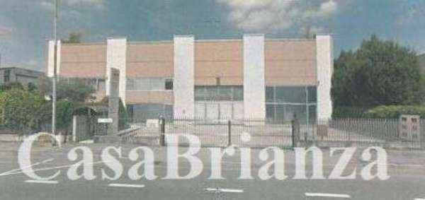 Foto Lissone, immobile commerciale con area esterna recintata