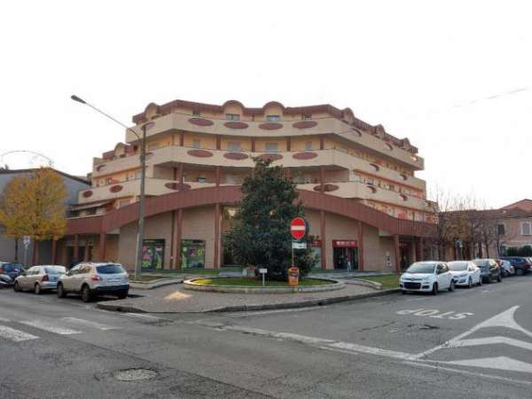 Foto LISSONE CENTRO - Negozio open space con canna fumaria