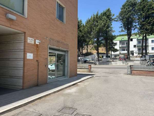 Foto Locale angolare pari al nuovo ideale per showroom studi o attivit  con cliente