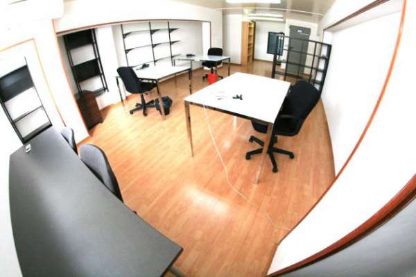 Foto Locale attrezzato in centro vigilato con parcheggi