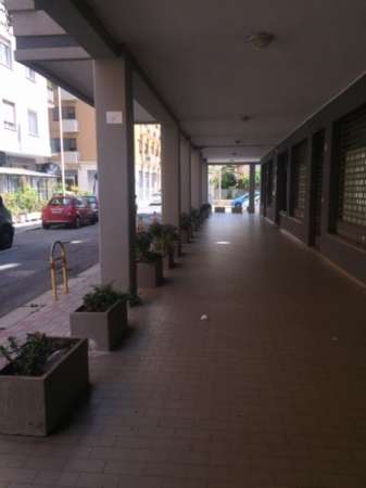 Foto Locale c1 commerciale con 6 vetrine centro Cagliari