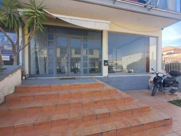 Foto Locale comm.le/Fondo in affitto a Avenza - Carrara 240 mq  Rif: 1330355