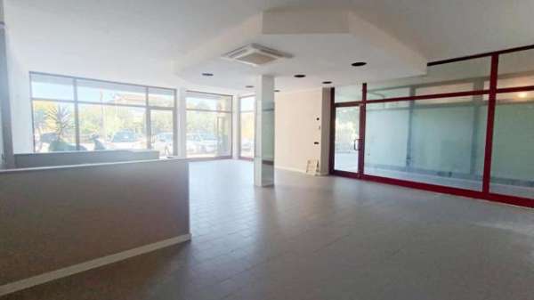 Foto Locale comm.le/Fondo in affitto a Capannori 161 mq  Rif: 1350397