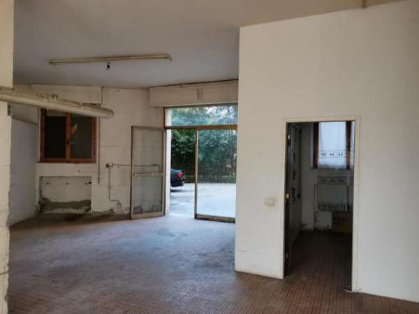 Foto Locale comm.le/Fondo in affitto a Poggibonsi 100 mq  Rif: 1325548