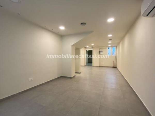 Foto Locale comm.le/Fondo in affitto a Poggio a Caiano 105 mq  Rif: 1364038