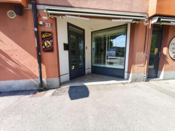 Foto Locale comm.le/Fondo in affitto a Pontedera 130 mq  Rif: 1331269