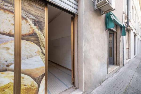 Foto Locale comm.le/Fondo in affitto a Pontedera 85 mq  Rif: 909343