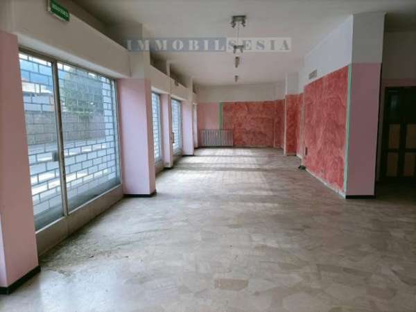 Foto Locale Commerciale - Borgosesia . Rif.: 10132 - negozio affitto