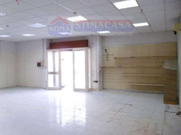 Foto Locale Commerciale - Casoria . Rif.: Locale Via Tevere