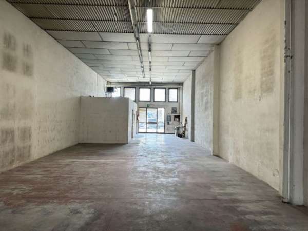 Foto Locale commerciale, magazzino, capannone con vendita al dettaglio