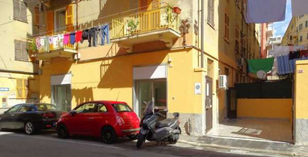 Foto Locale commerciale, negozio categoria C1a di 75 mq. Genova Sestri ponente