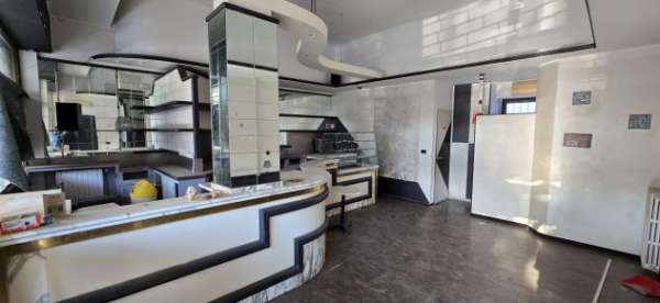 Foto Locale commerciale, negozio con magazzino su 2 livelli