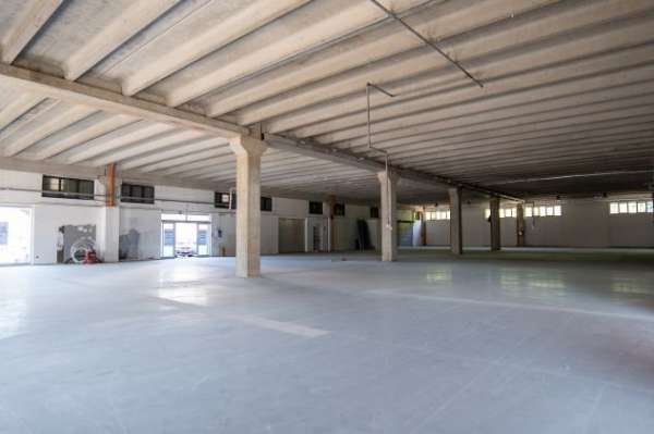 Foto Locale Commerciale 1550m2